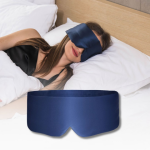 Frau mit Tiefschlafmaske und freiliegender Maske