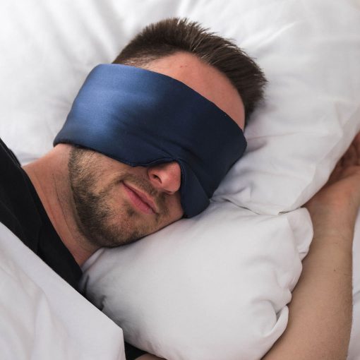 Mann schläft friedlich mit Deep Sleep Mask