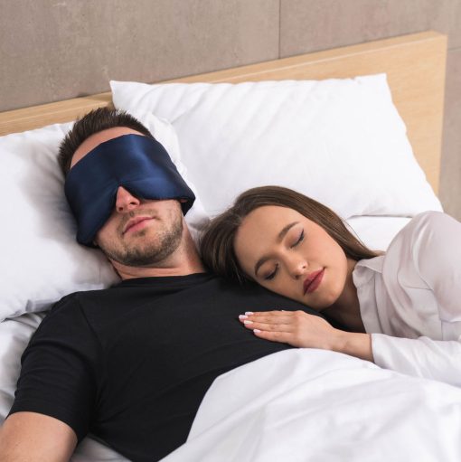 Mann und Frau schläft friedlich mit Deep Sleep Mask